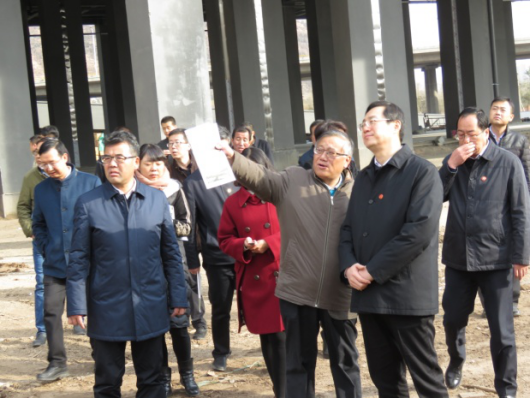 省委常委、西寧市委書記王曉在青海省物產集團總公司黨委書記、總經理王玉輝陪同下，深入青海物產朝陽物流園區。